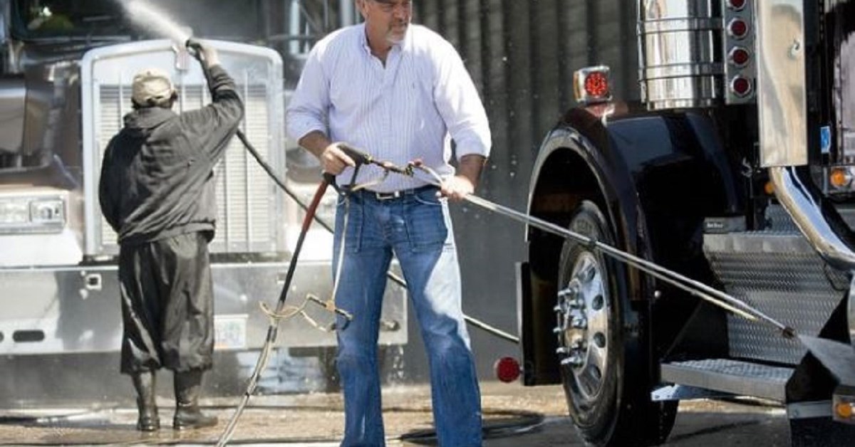 How to Keep Your Big Rig Clean with a Semi Truck Wash